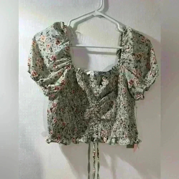 NWT Puffy shoulder flower top - Picture 2 of 6